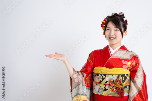 振袖（着物）を着る若い日本人女性モデル photo