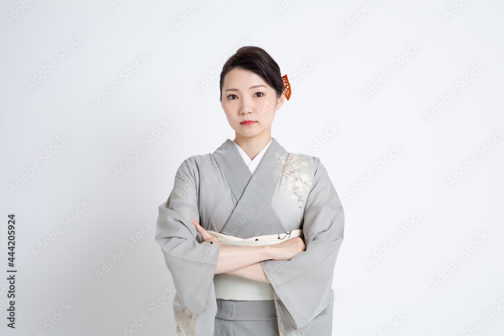 訪問着(着物)を着ている若い日本人女性モデル 訪問着(着物)を着ている若い日本人女性モデル
