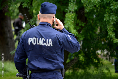Polska policja na służbie w mieście.  photo