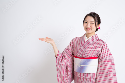小紋（名古屋帯）を着る若い日本人女性モデル