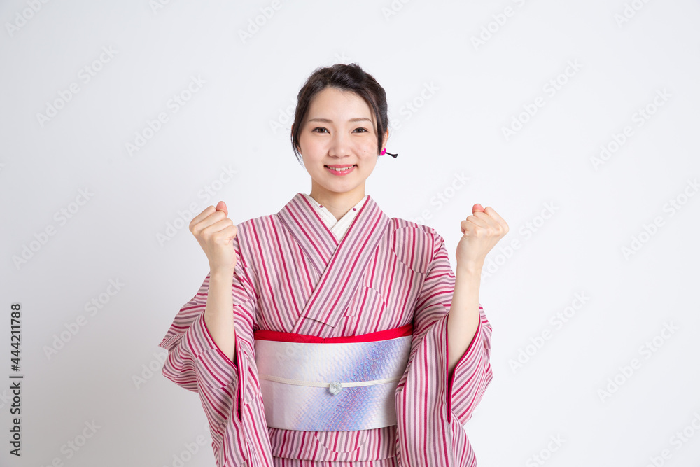 小紋（名古屋帯）を着る若い日本人女性モデル