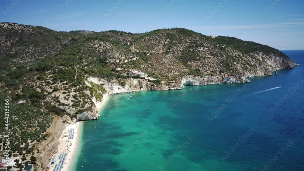 Vista aerea della spiaggia di vignanotica, gargano con drone