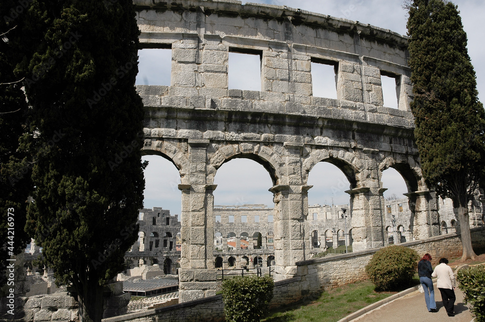 Pola, Istria. Croazia. Archi dell' anfiteatro romano 