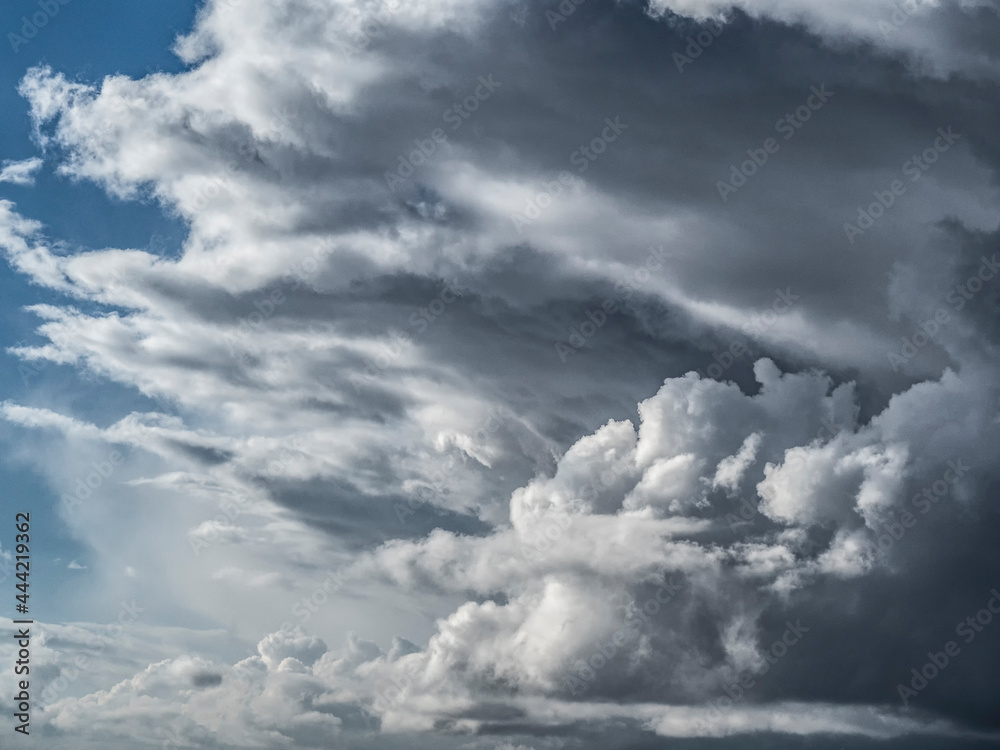 Obraz premium Dramatic sky with dark stormy clouds before thunderstorm