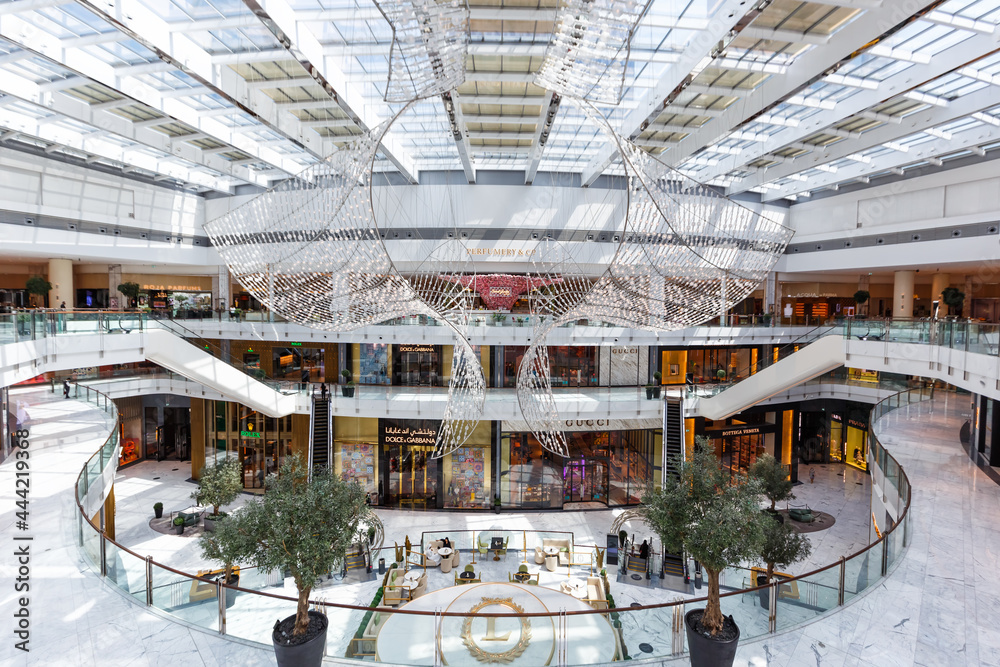 Foto de Dubai Mall Fashion Avenue Luxury Shopping Center in the United Arab  Emirates do Stock