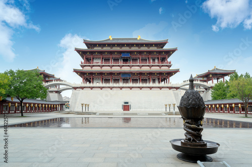 The Ziyun Tower was built in 727 AD and is the main building of the Datang Furong Garden, Xi'an, China.Translation: