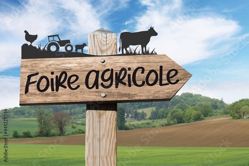 Foire agricole, panneau en bois dans paysage nature et campagne photo