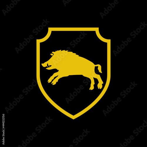 Logo heráldica con silueta de jabalí medieval en escudo de color amarillo y fondo negro
