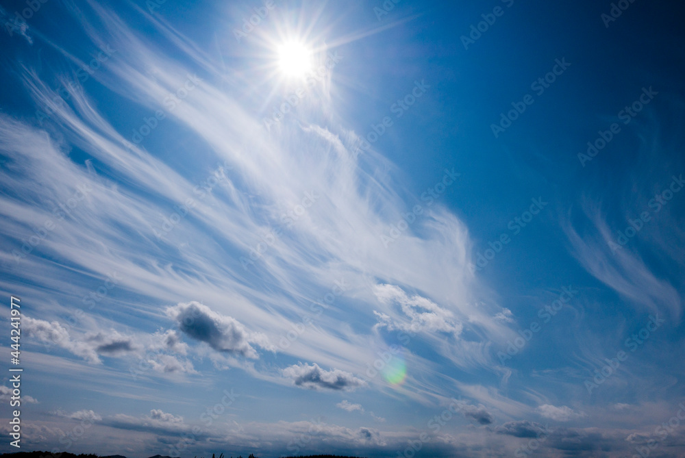Naklejka premium 美しい雲と太陽と青空 風景 雲 晴れ 空 青 風 風景写真 ドラマチック 印象的