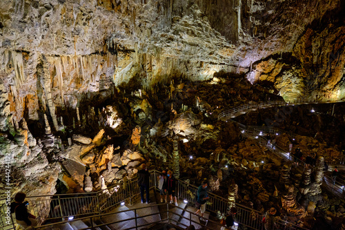 Foto The internal of the famous karst cave of the Giant, a large tourist cave containing the largest natural room in the world