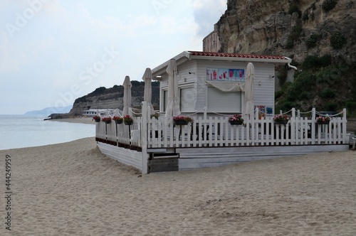 Fototapeta Naklejka Na Ścianę i Meble -  Tropea - Bar Chiringuito Beach sulla spiaggia dell'Isola Bella