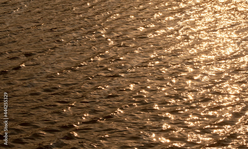 Foto Golden hour as sunlight shines on a lake