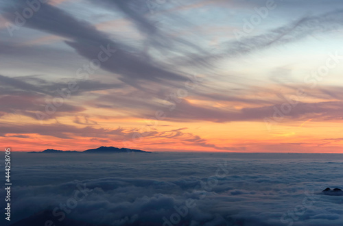 穂高岳山荘から見る夕日と雲海