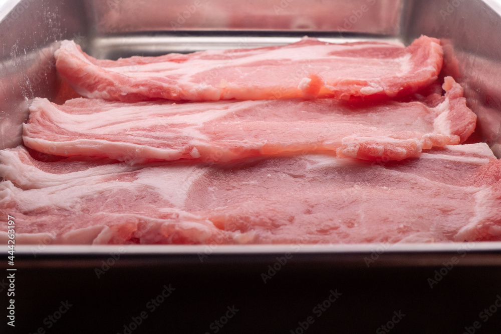 バットの中の日本のしょうが焼き用薄切り豚肉ロース
