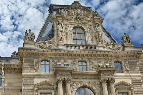 Obraz na plátně Statues sur la facade du Musee du louvre Paris