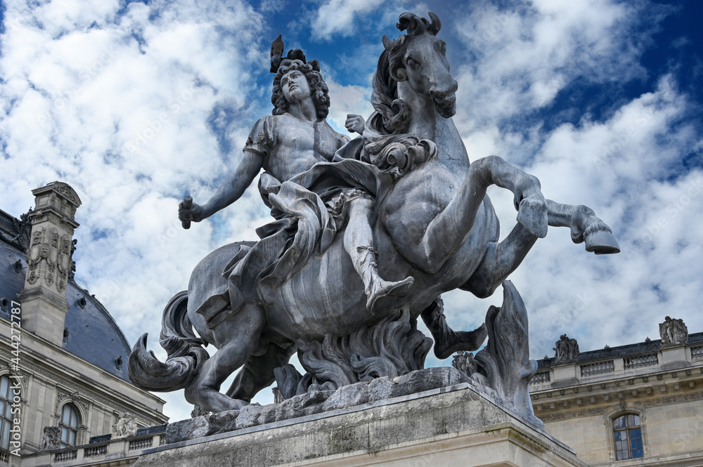 Musee du louvre statue de Louis XIV Paris