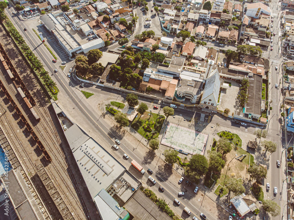 Praça com igreja, comércio, trilhos de trem.
Cidade de Campos dos Goytacazes no norte do estado do Rio de Janeiro.