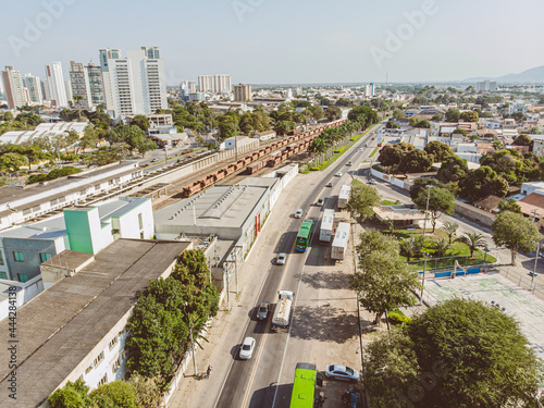 Trilhos de trem e locomotivas na cidade de Campos dos Goytacazes no norte do estado do Rio de Janeiro.