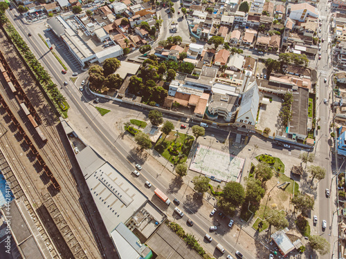 Praça com igreja, comércio, trilhos de trem. Cidade de Campos dos Goytacazes no norte do estado do Rio de Janeiro.