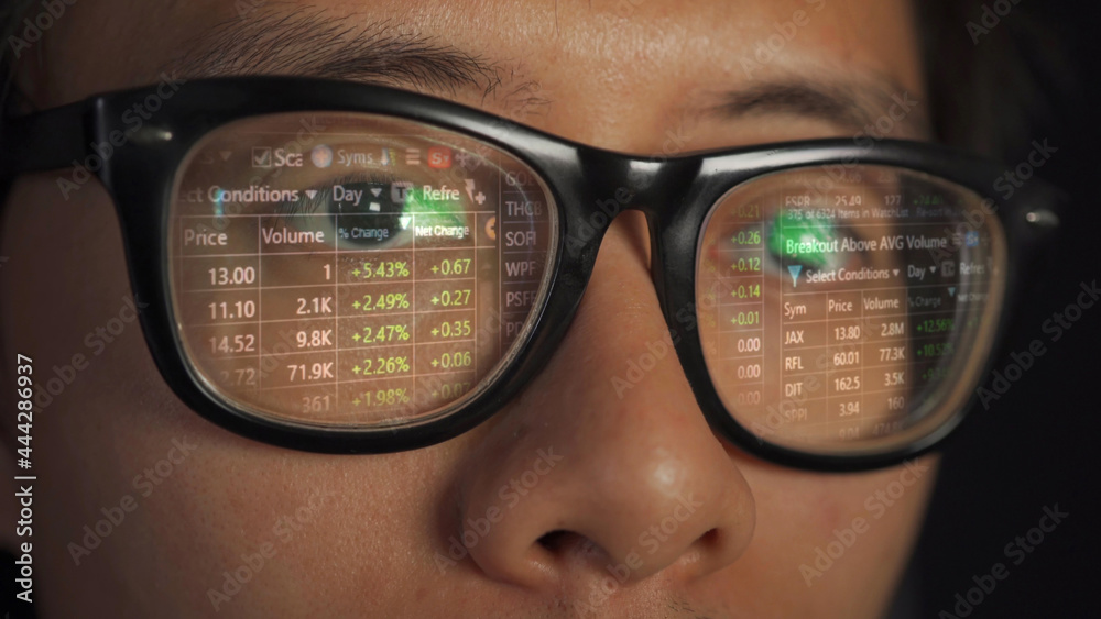 Fotka „Close up of an Asian eyes of a man, glasses with digital graph chart  data of cryptocurrency, stock market or forex exchange price screen.  Business economy and financial rate. Investment. People
