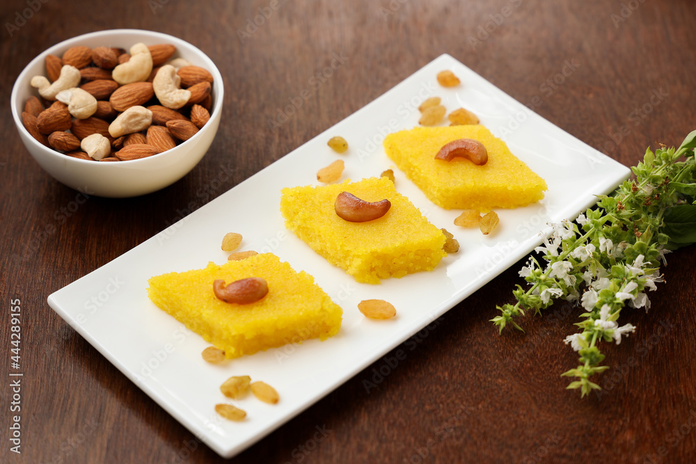 Foto de Rava kesari , Kesari bath , sheera or suji halwa Indian sweet