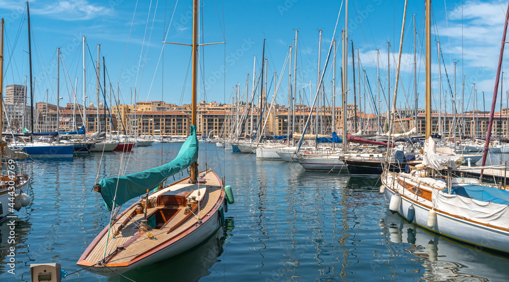 Vue du Vieux-Port de Marseille et de la ville. France.