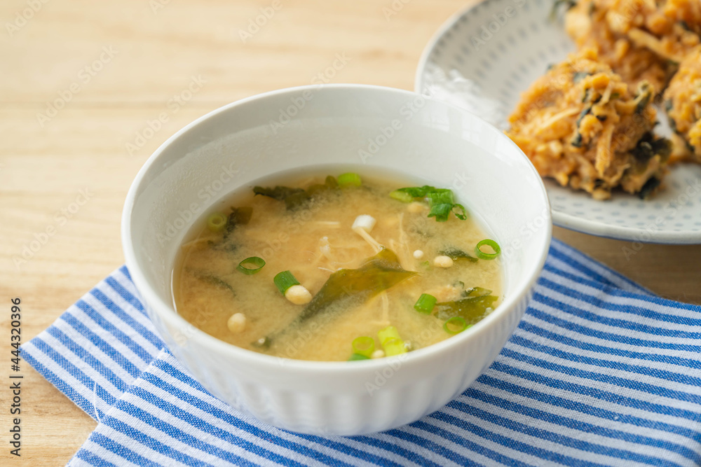 味噌玉にお湯を入れて出来上がった味噌汁 味噌玉にお湯を入れて出来上がった味噌汁