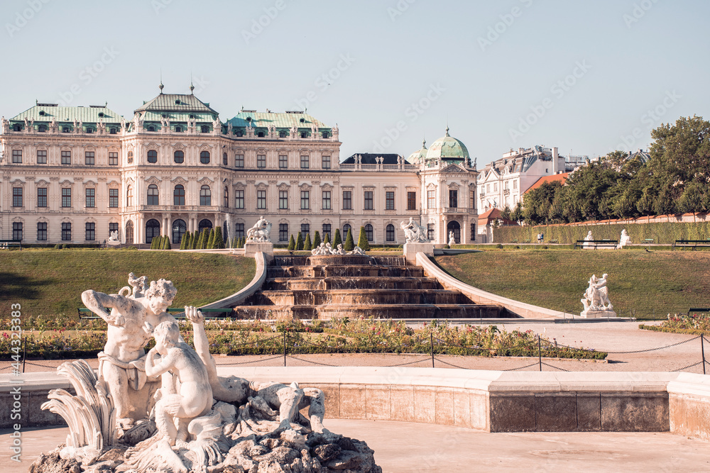 Schloss Belvedere mit Brunnen