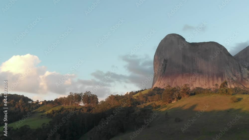 Imagem aérea da Pedra Azul no entardecer. Rota do Lagarto na região turística de montanhas do Espírito Santo.