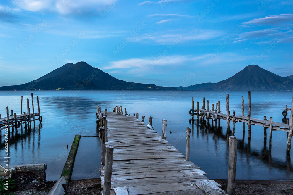 Obraz premium Spectacular and peaceful landscape of a sunrise at the docks of Panajachel, Lake Atitlán, in the Guatemalan highlands, Central America