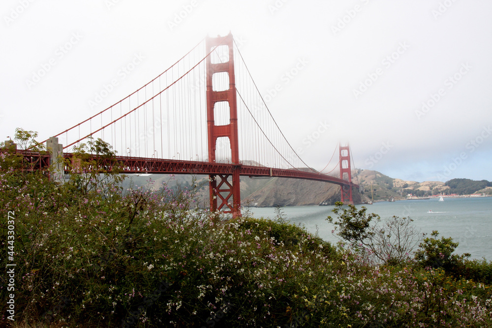 Fototapeta premium Teilansicht der Golden Gate Bridge in San Francisco. San Francisco, Kalifornien, USA -- Partial view of the Golden Gate Bridge in San Francisco. San Francisco, California, USA