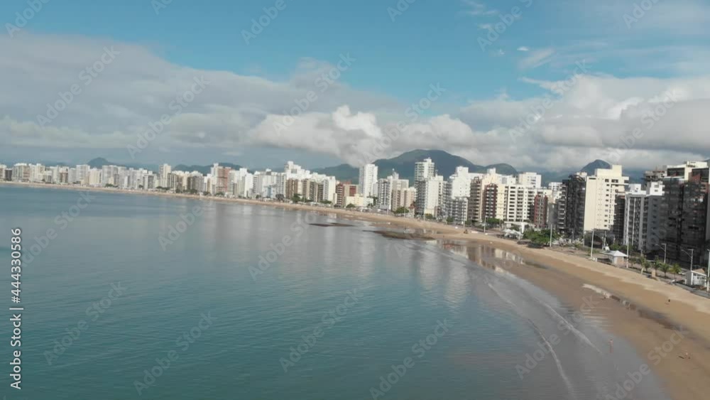 Amanhecer na Praia do Morro com pessoas caminhando e praticando esportes. Litoral sul do Espírito Santo. Amanhecer na Praia do Morro com pessoas caminhando e praticando esportes. Litoral sul do Espírito Santo.