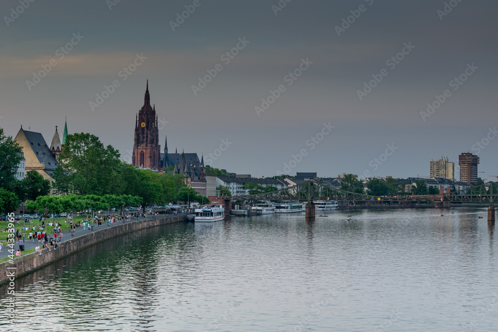 Panorama miasta Frakfurt nad rzeką Men. Kontrast starego i nowego.