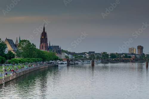 Panorama miasta Frakfurt nad rzeką Men. Kontrast starego i nowego. © Iwona