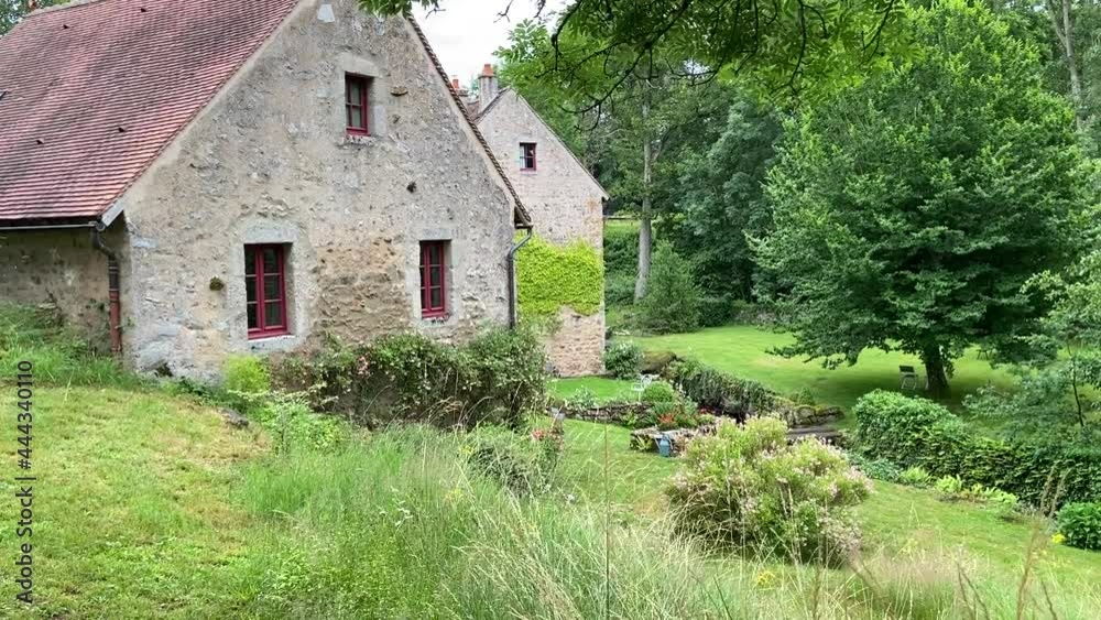 Jardin d'un ancien moulin dans la Nièvre, Bourgogne