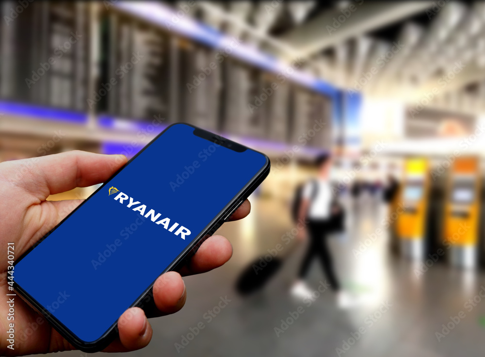 Ryanair Logo wird auf dem Smartphone einer Person angezeigt, im