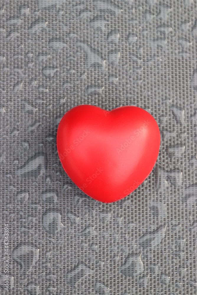 Herz auf grauem Hintergrund. Massageherz. Herz auf grauem Hintergrund. Massageherz.