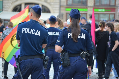 Kobiety policjantki w polskiej policji na zabezpieczeniu imprezy. 