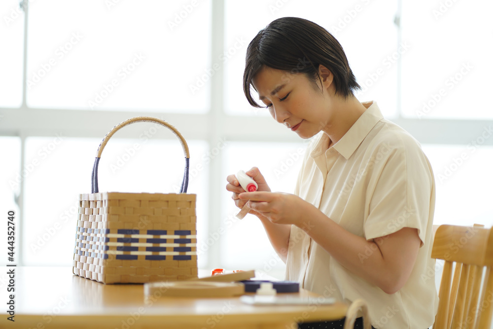 クラフトバンドでカゴを作る女性 クラフトバンドでカゴを作る女性