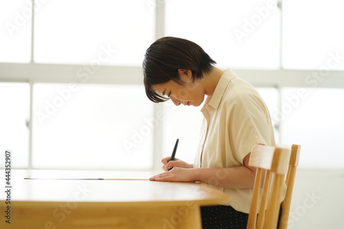 筆ペンの練習をする女性 