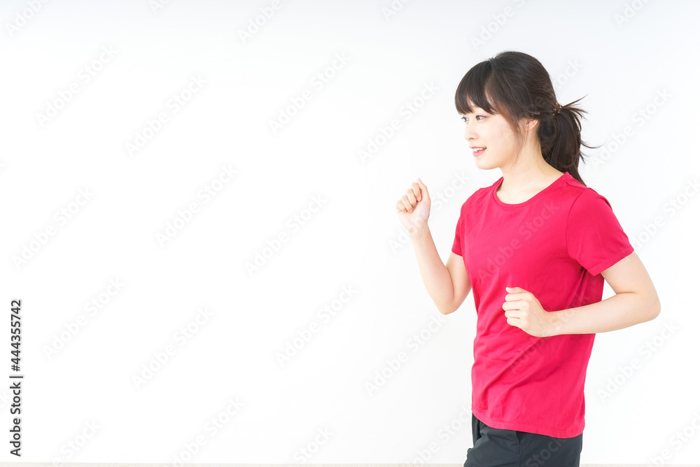 ランニングをする若い女性 ランニングをする若い女性