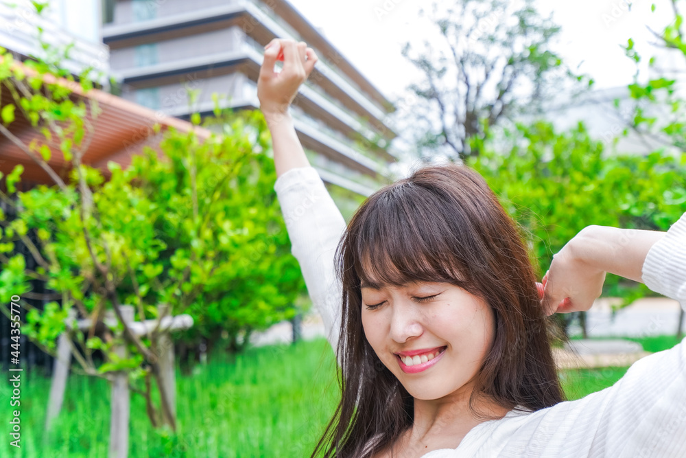 伸びをする若い女性 伸びをする若い女性