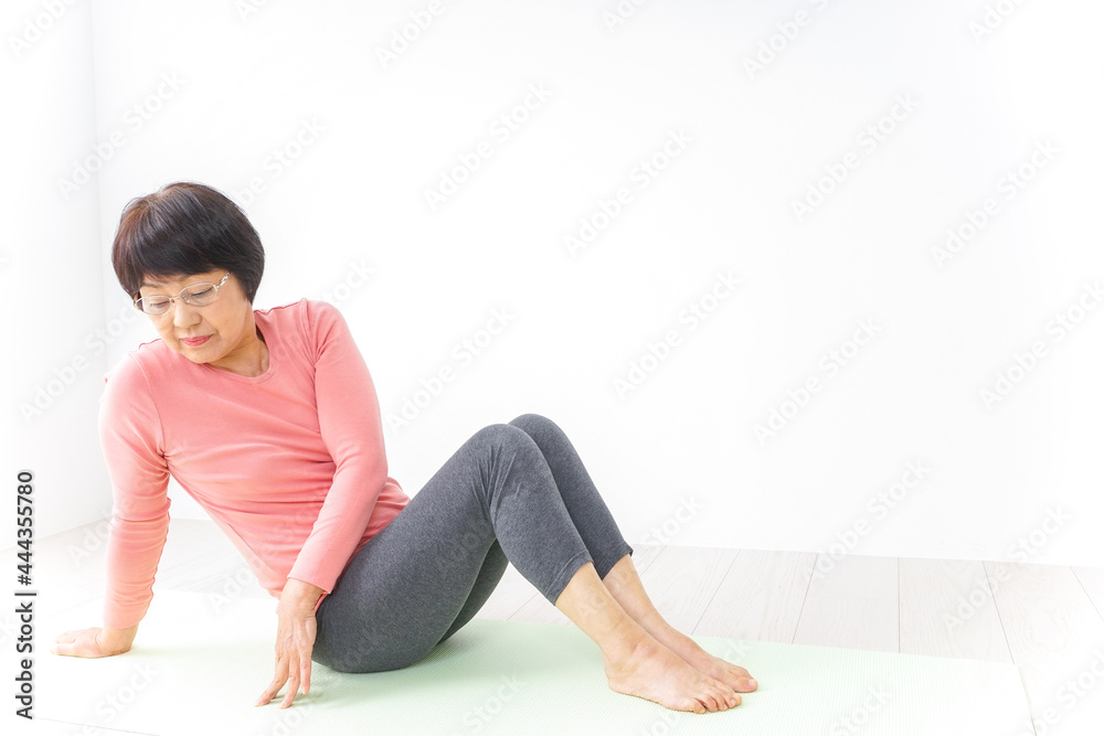 Fototapeta premium ヨガをするシニア女性