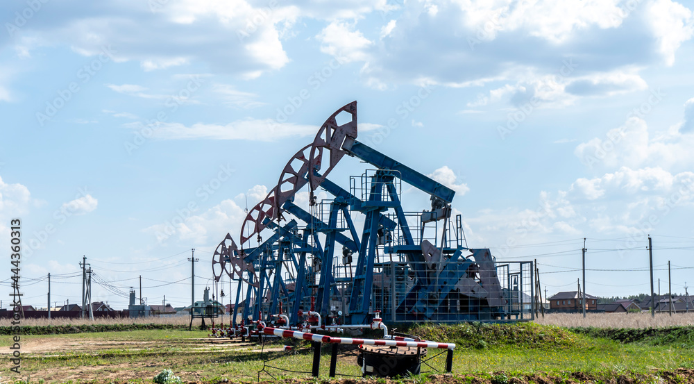 Oil rocking chairs are swing oil in the field Oil rocking chairs are swing oil in the field