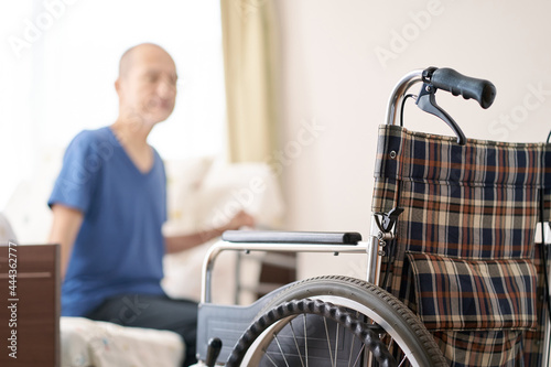 個室の車椅子と高齢者