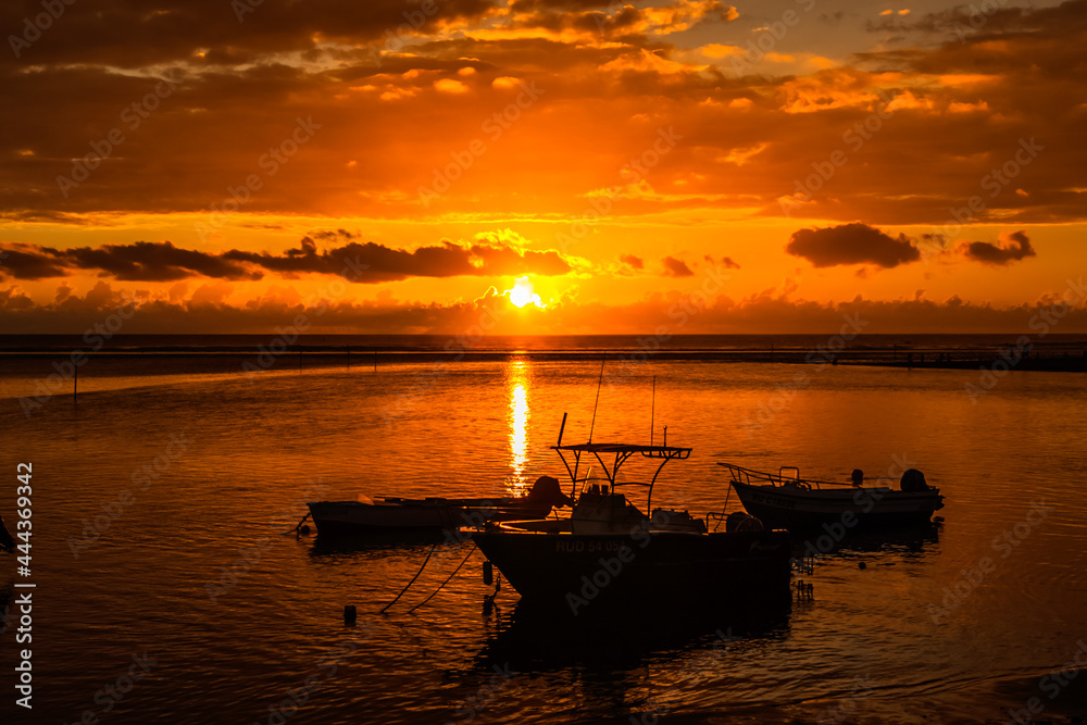 Barques au coucher du soleil, Bassin Pirogue, l’Etang-Salé-les-Bains, île de la Réunion 