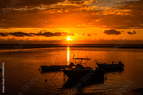 Barques au coucher du soleil, Bassin Pirogue, l’Etang-Salé-les-Bains, île de la Réunion 