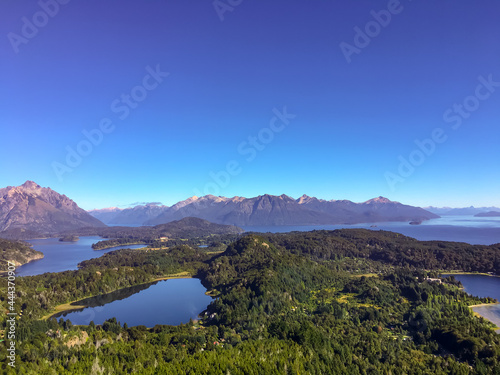 Vista a Circuito Chico, Lago Nahuel Huapi, Bariloche, Colonia Suiza, Cerro Campanario, Argentina. Montañas, Cordillera de los Andes