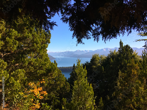 Vista a el Lago Nahuel Huapi, Bariloche, Argentina. Montañas, Cordillera de los Andes