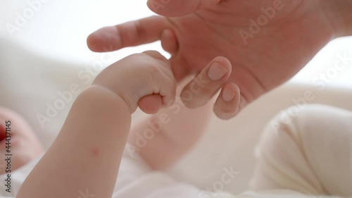 パパの手を握る赤ちゃんの手